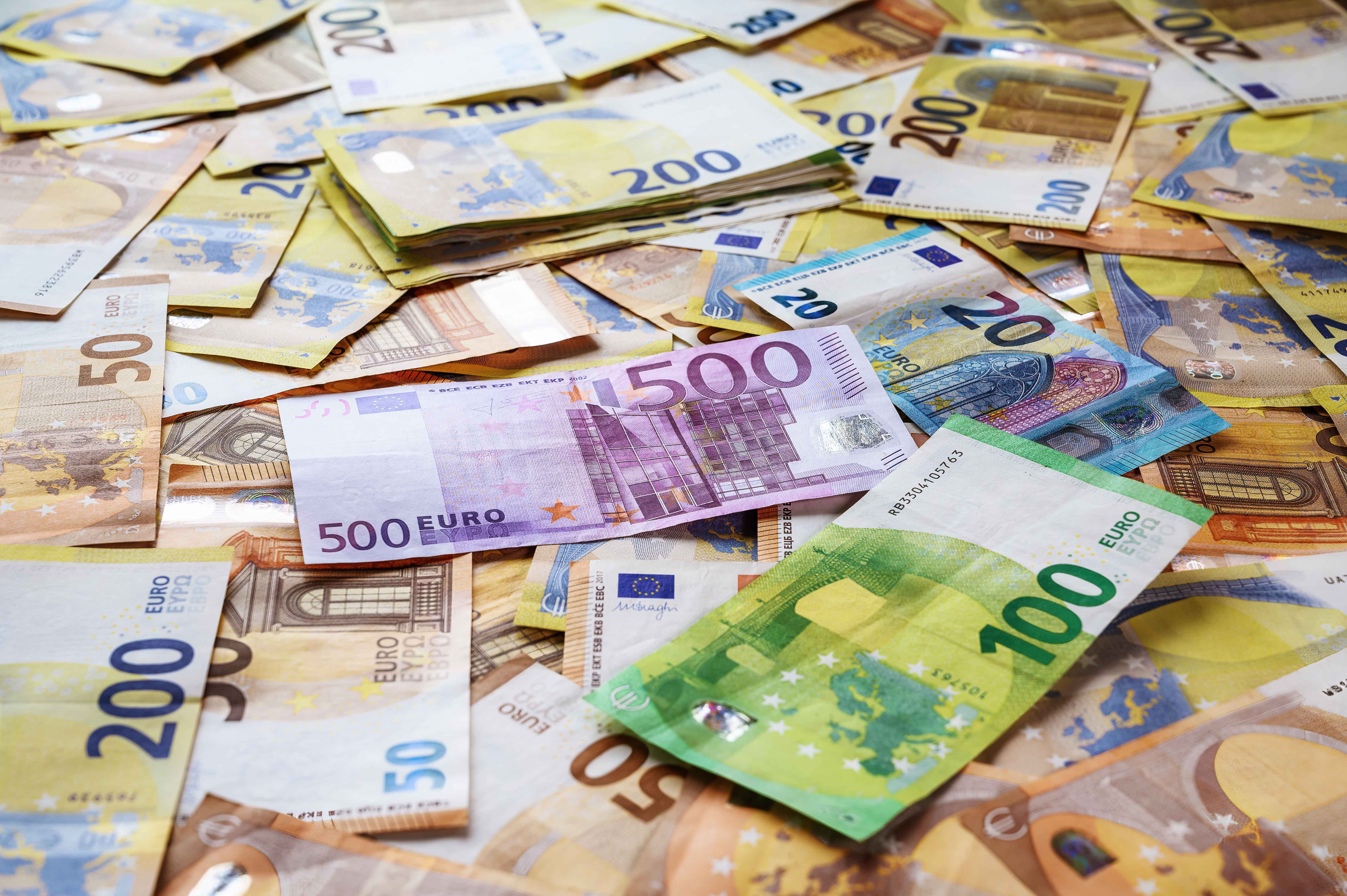 Billetes de euros representando deducciones fiscales para autónomos