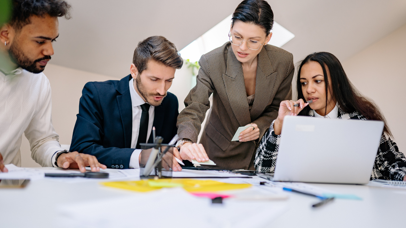 Equipo de asesores fiscales y laborales en reunión con una empresa cliente