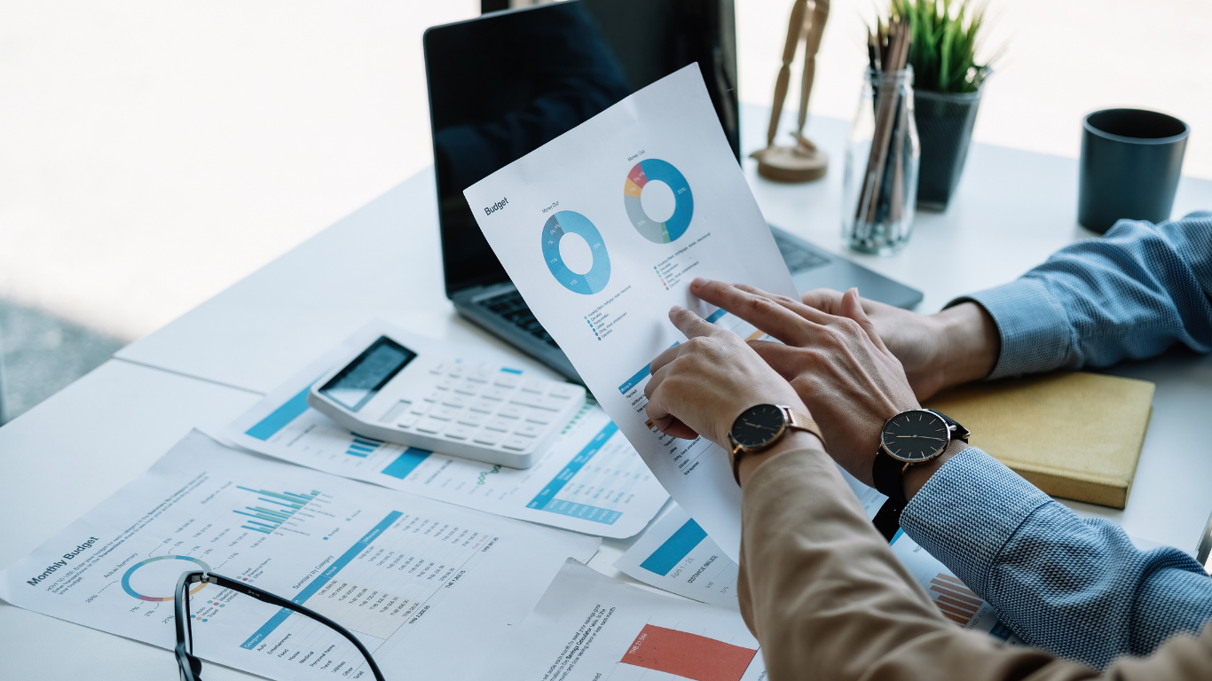 Asesor fiscal revisando informe financiero de un autónomo